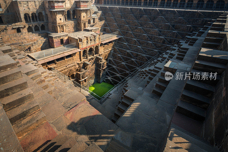 印度拉贾斯坦邦阿巴涅里著名最深的Chand Baori台阶井的石阶。梯级井，通过一组梯级下降到水平面到达水的井